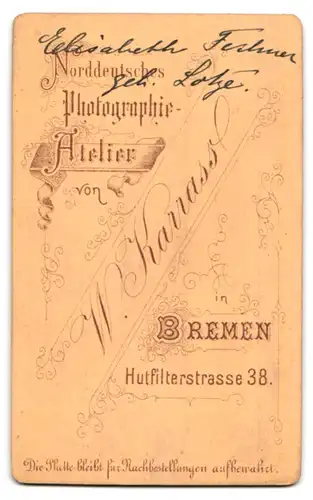 Fotografie W. Karrass, Bremen, Hutfilterstrasse 38, Portrait junge Dame in modischer Kleidung