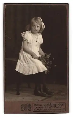 Fotografie Knackstedt & Näther Nachf., Cuxhaven, Deichstrasse 17, Portrait kleines Mädchen im weissen Kleid mit Blumen
