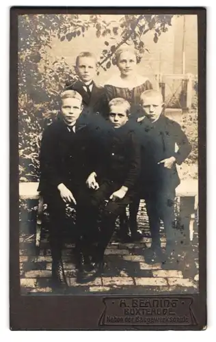 Fotografie H. Behning, Buxtehude, Portrait Mädchen mit vier Jungen in eleganter Kleidung