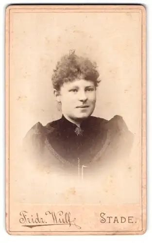 Fotografie Fridr. Wulf, Stade, Ecke der Höker- & kl. Schmiedestrasse, Portrait junge Dame mit Kragenbrosche