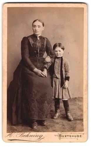 Fotografie H. Behning, Buxtehude, Portrait bürgerliche Dame mit kleinem Mädchen an der Hand