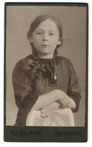 Fotografie Alb. Wollmann, Zweibrücken, Lammstr. 12, Portrait niedliches Mädchen mit Zopf & Halskette