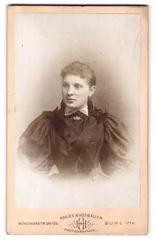 Fotografie Hause & Hofbauer, Suhl i. Th., Portrait Dame trägt schwarzes Kleid mit Puffärmeln