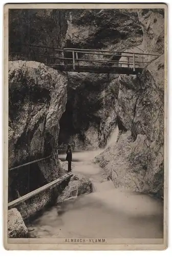 Fotografie Fernande, Wien, Ansicht Almbach-Klamm, Wanderer in der Klamm