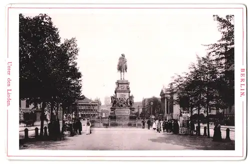 Fotografie Fotograf unbekannt, Ansicht Berlin, Unter den Linden, Reiterstandbild Friedrich der Grosse, Litfasssäule