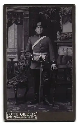 Fotografie Otto Sieber, Metz, Diedenhofnerstr. 105, Soldat in Uniform mit Pickelhaube & Paradebusch