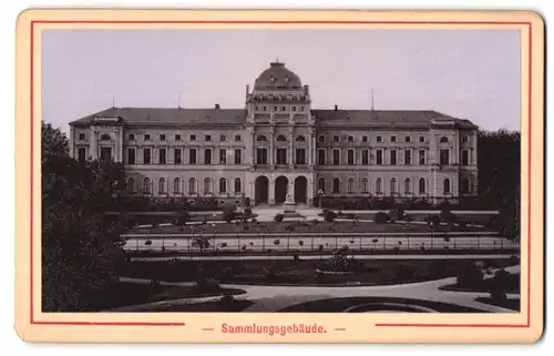 Fotografie Ernst Roepke, Wiesbaden, Ansicht Karlsruhe, Sammlungsgebäude mit Parkanlage