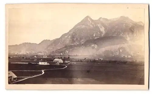 Fotografie Joh. Kiesel, Ansicht Immenstadt, Ortsrand mit Gebirgsmassiv