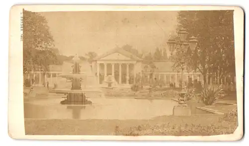 Fotografie Ludwig Bender, Wiesbaden, Ansicht Wiesbaden, Badeanstalt mit Brunnen