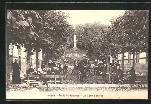 AK Joigny, Ecole St-Jacques, La Cour d`entree