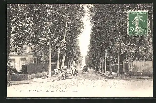 AK Avallon, Avenue de la Gare, Pferdekutschen unterwegs