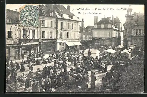 AK Avallon, Place de l`Hotel-de-Ville, Un jour de Marche