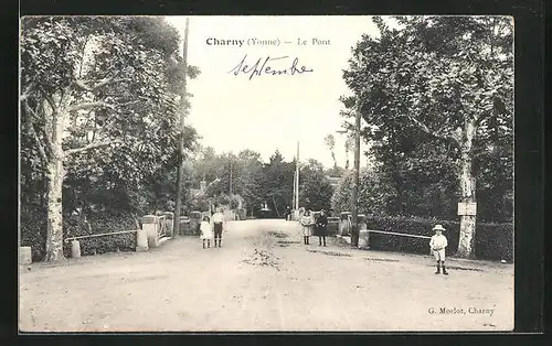 AK Charny, Le Pont, Kinder auf der Brücke