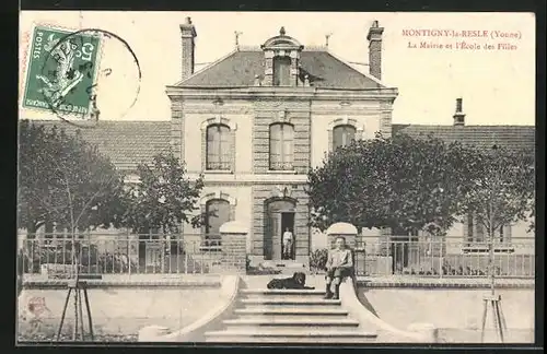 AK Montigny-la-Resle, La Mairie et l`Ecole des Filles