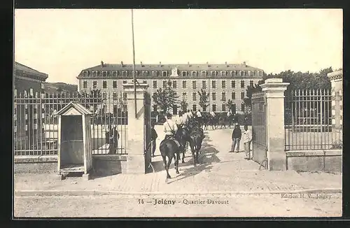 AK Joigny, Quartier Davoust, Pferde reiten durch das Tor