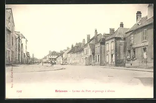 AK Brienon, La Rue du Port et Passage a Niveau