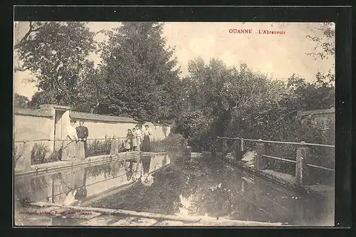 AK Ouanne, L`Abreuvoir, Passanten am Wasser