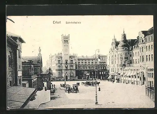 AK Erfurt, Bahnhofsplatz mit Pferdekutschen