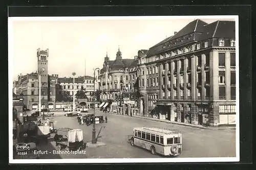 AK Erfurt, Bahnhofsplatz mit Strassenbahn und Bus