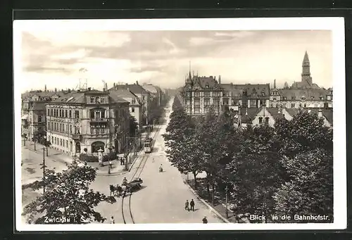 AK Zwickau / Sachsen, Blick in die Bahnhofstrasse mit Strassenbahn aus der Vogelschau