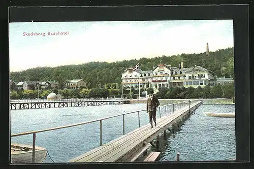 AK Skodsborg, auf dem Steg vor dem Badehotel