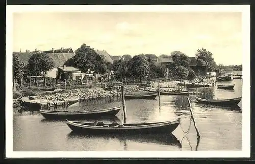 AK Holmen, kleine Boote am Ufer