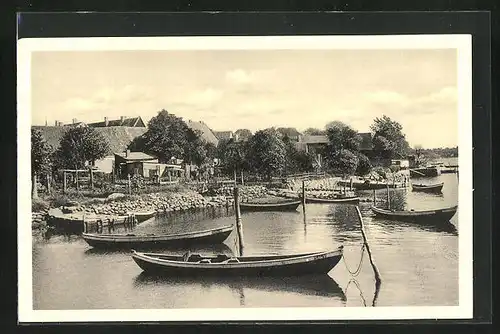 AK Holmen, kleine Boote am Ufer, Blick auf die Wohnhäuser