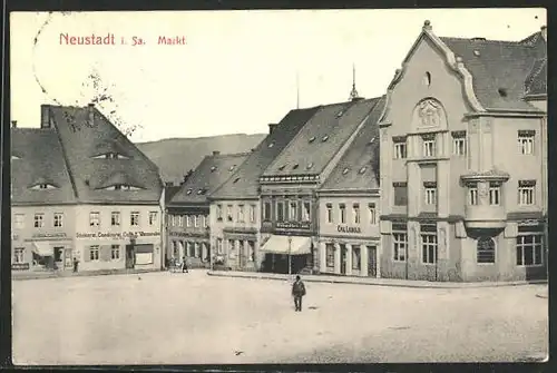 AK Neustadt i. Sa., Passant auf dem Marktplatz, Bäckerei zur Weinstube