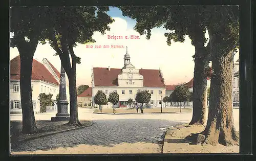 AK Belgern a. Elbe, Marktplatz mit Rathaus im Sonnenschein