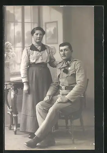 AK österr. Soldat mit seiner Gattin in Uniform