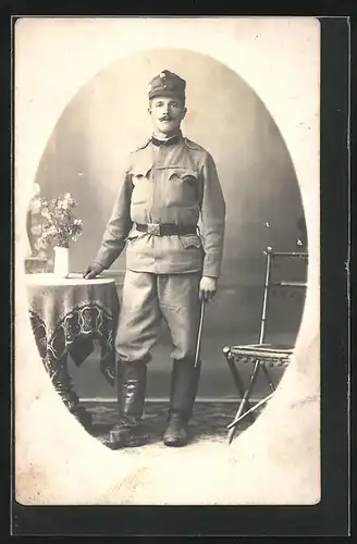 AK Soldat in österreichischer Uniform an einem Tisch stehend