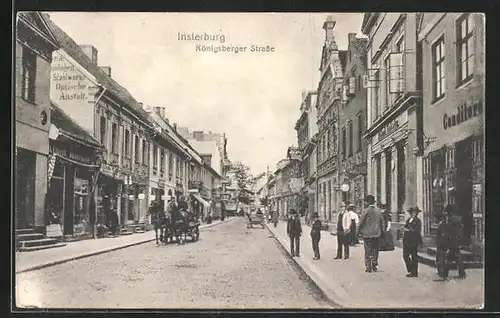 AK Insterburg, Königsberger Strasse mit Passanten und Geschäftshäusern