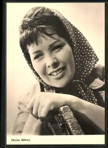 AK Schauspielerin Marita Böhme mit Kopftuch