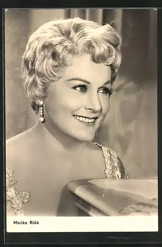 AK Schauspielerin Marika Rökk mit Perlenohrringen