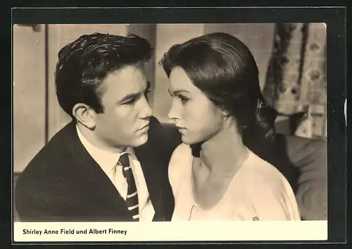 AK Schauspieler Shirley Anne Field und Albert Finney kurz vor dem Kuss
