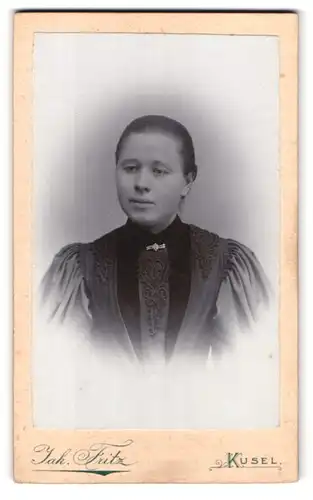 Fotografie Jakob Fritz, Kusel / Pfalz, Bahnhofstrasse, Portrait junge Dame mit zurückgebundenem Haar