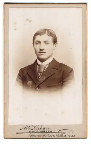 Fotografie Alb. Kuban, Saarbrücken, Moltkestrasse, Portrait junger Mann im Anzug mit Krawatte