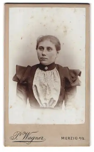 Fotografie P. Wagner, Merzig a / Saar, Portrait junge Dame mit zurückgebundenem Haar