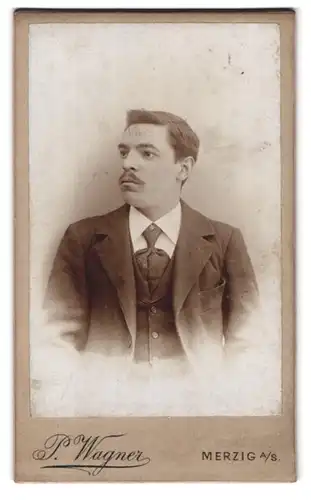 Fotografie Peter Wagner, Merzig a / Saar, Portrait junger Mann im Anzug mit Krawatte