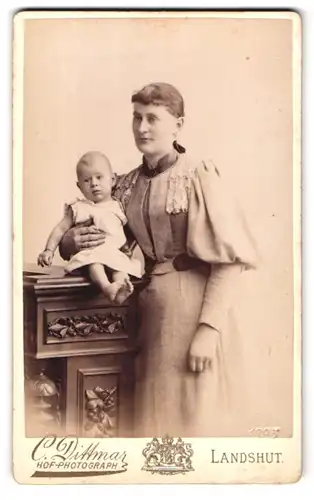 Fotografie Carl Dittmar, Landshut, Portrait bürgerliche Dame mit Kleinkind im Arm