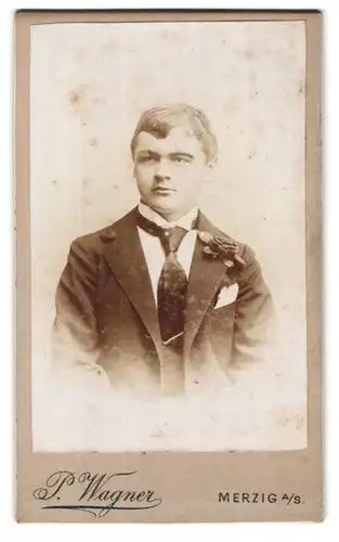 Fotografie P. Wagner, Merzig a / Saar, Portrait junger Mann im Anzug mit Krawatte