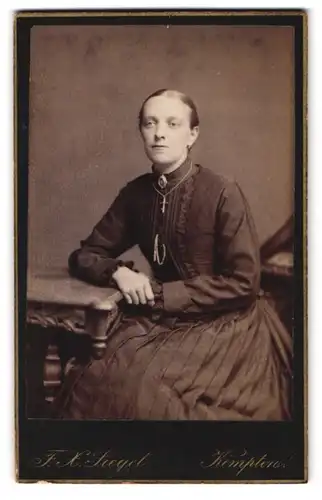 Fotografie F. X. Siegel, Kempten, Kotterner-Strasse, Portrait bürgerliche Dame am Tisch sitzend
