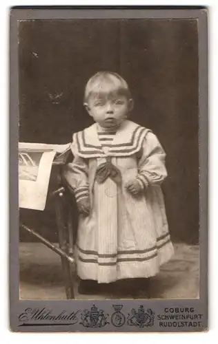 Fotografie Professor E. Uhlenhuth, Coburg, Portrait kleines Mädchen im Matrosenkleid