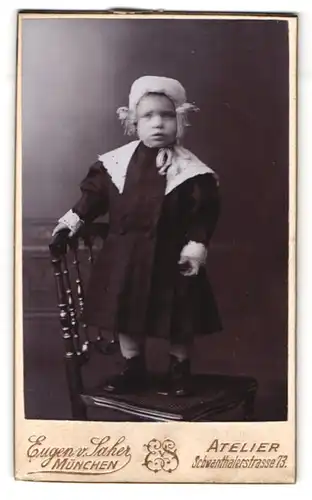 Fotografie Eugen v. Saher, München, Schwanthalerstrasse 73, Portrait Kind in hübscher Kleidung auf Stuhl stehend