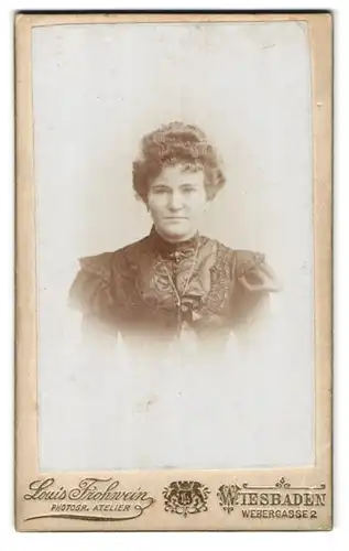 Fotografie Louis Frohwein, Wiesbaden, Webergasse 2, Portrait bürgerliche Dame im hübschen Kleid