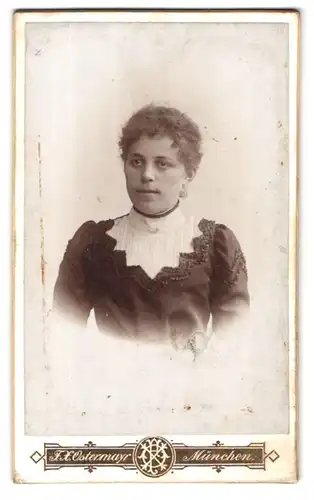 Fotografie F. X. Ostermayr, München, Karlsplatz 6, Portrait junge Dame im modischen Kleid