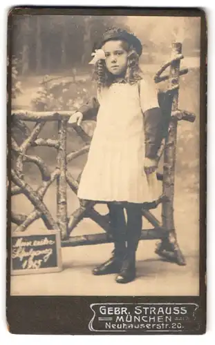 Fotografie Gebr. Strauss, München, Neuhauserstrasse 20, Portrait kleines Mädchen im weissen Kleid mit Hut