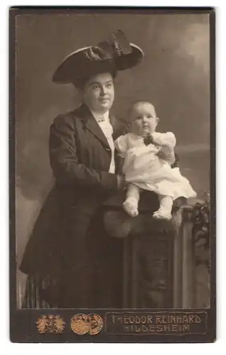 Fotografie Theodor Reinhard, Hildesheim, Goslarschestrasse 23, Portrait bürgerliche Dame mit Baby im Arm