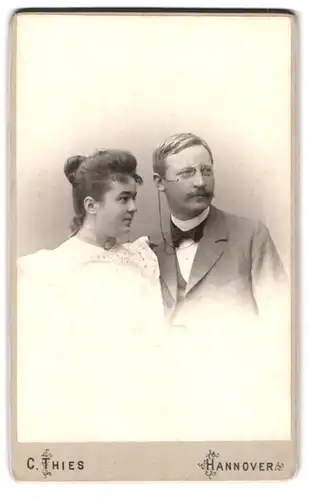 Fotografie C. Thies, Hannover, Höltystrasse 13, Portrait bürgerliches Paar in eleganter Kleidung