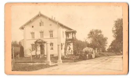 Fotografie M. Endres, München, unbekannter Ort, Villa mit Strassenansicht